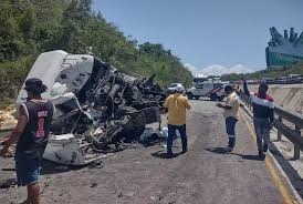 Un muerto y varios heridos deja triple choque en Autov&iacute;a del Este