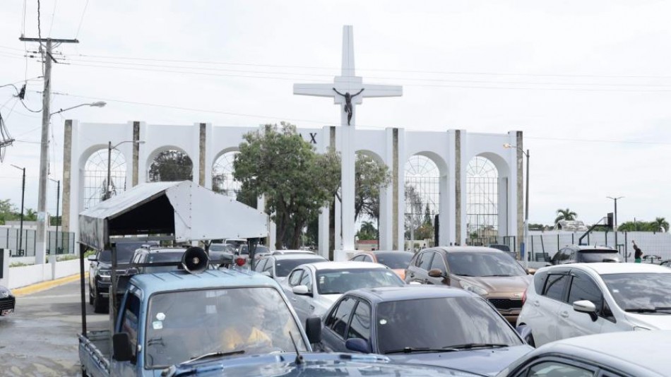 Personas acuden al cementerio Cristo Redentor por motivo del Día de las Madres