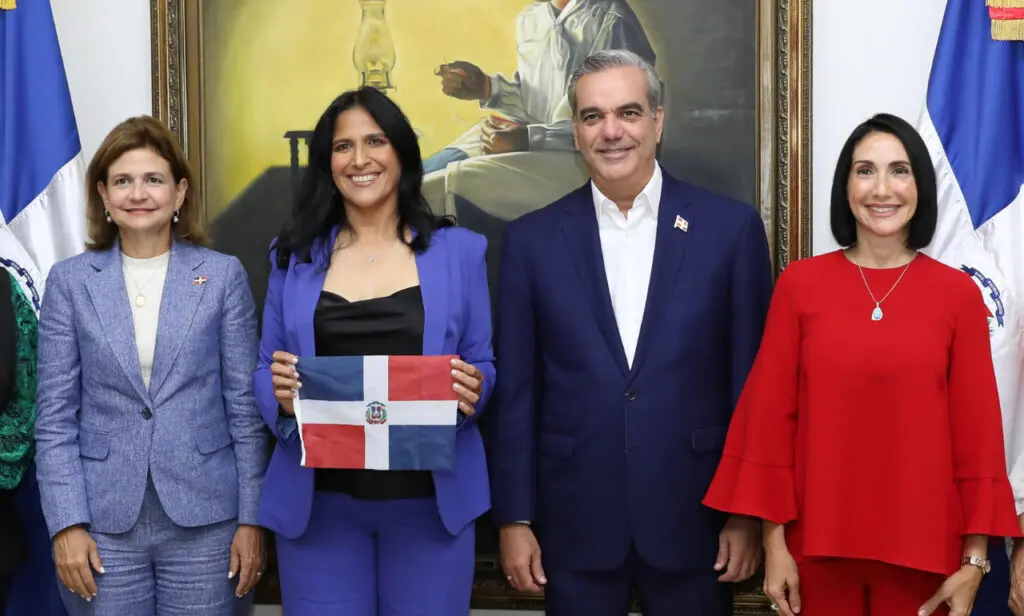 Abinader recibe en el Palacio a Thais Herrera, primera dominicana en escalar cima del Monte Everest