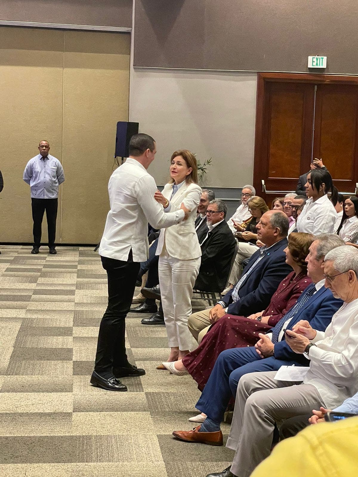 Vicepresidenta Raquel Pe&ntilde;a se re&uacute;ne con observadores internacionales en v&iacute;spera de elecciones