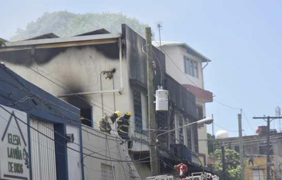 Bomberos ya tienen controlado incendio en almac&eacute;n del sector San Carlos