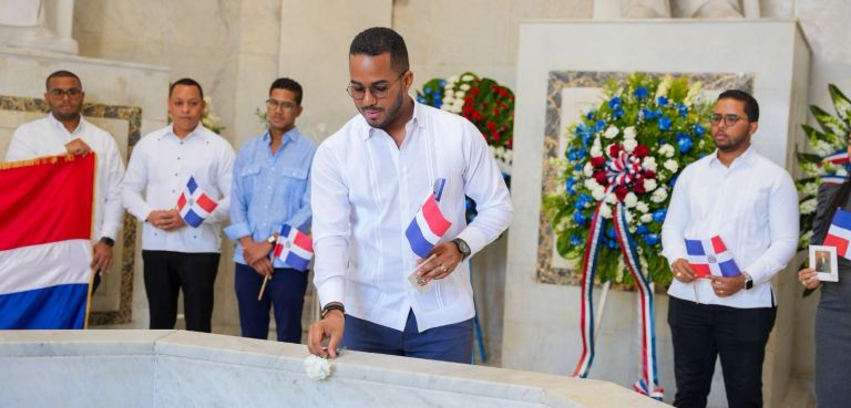 Ministerio de la Juventud honra memoria de Padres de la Patria con ofrenda floral en Altar de la Patria