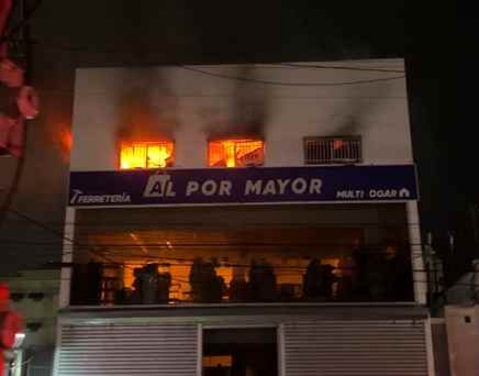Se registra fuerte incendio en edificio de la avenida Venezuela, SDE