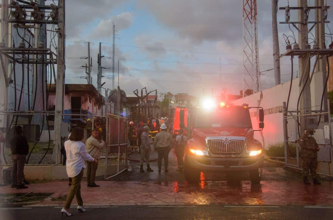 Santo Domingo pasa la noche con velas e inversores tras incendio en subestaci&oacute;n el&eacute;ctrica de Edeeste