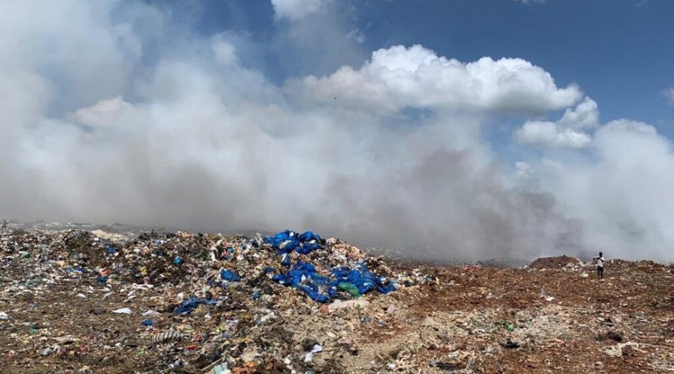 Incendio de vertedero contin&uacute;a  y no llega ayuda
