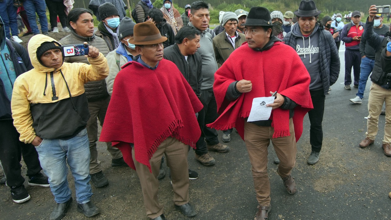Ind&iacute;genas de Ecuador bloquean carreteras en protesta por precios de combustibles