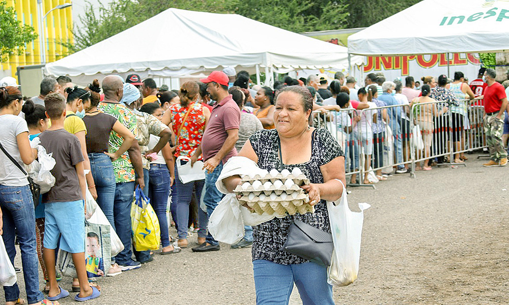 M&aacute;s de 20 mil compraron en feria de Inespre