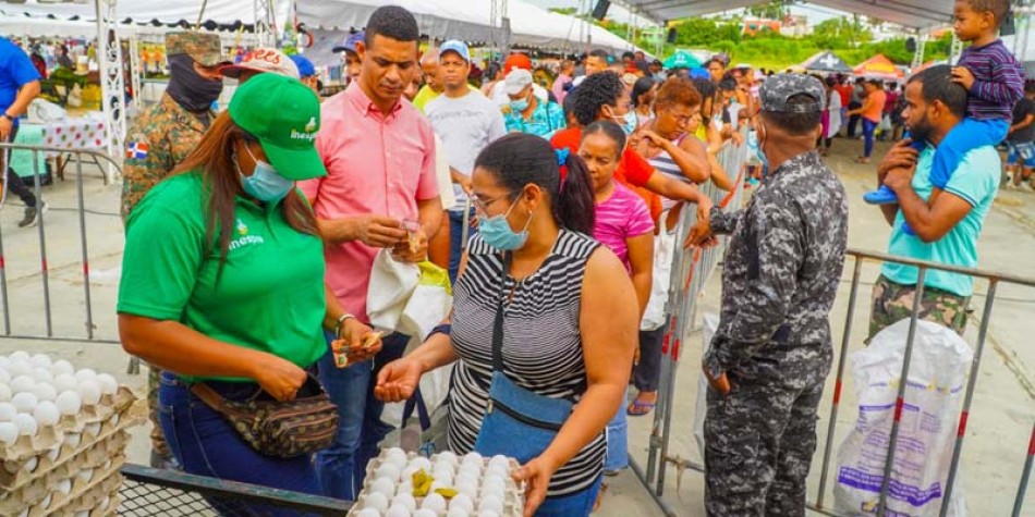 Personas de distintas clases sociales se abastecen de alimentos en ferias &ldquo;Inespre Est&aacute; de Madre&rdquo;