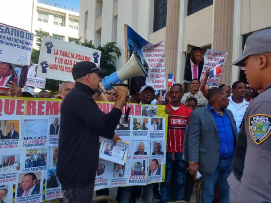 Integrantes de familia Rosario se manifiestan a favor y en contra de abogado Portorreal
