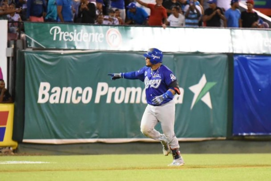 Licey apalea a los Gigantes; Toros vencen las Aguilas; Leones ganan
