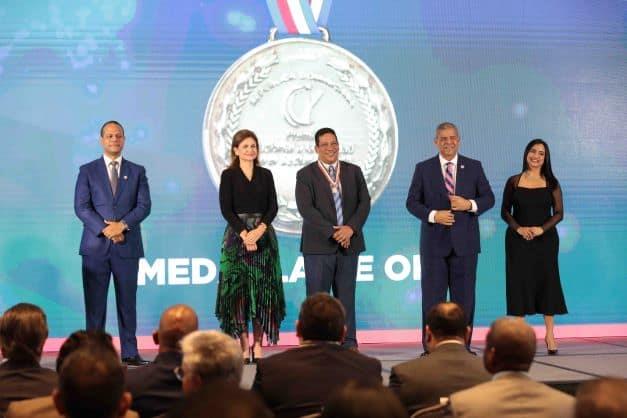 Contrataciones P&uacute;blicas se alza con medalla de oro en Premio Nacional a la Calidad