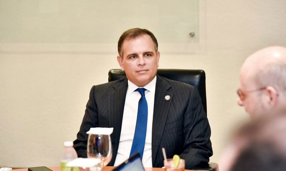 Ministro Hacienda destaca reducción de la deuda pública