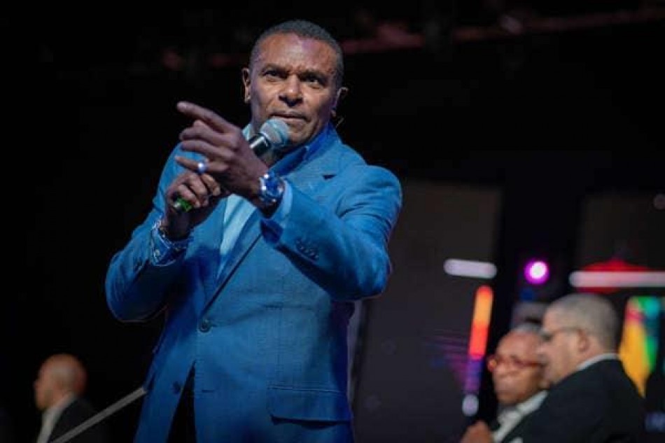 José Alberto "El canario" da los últimos toques al disco en el que participó Milanés