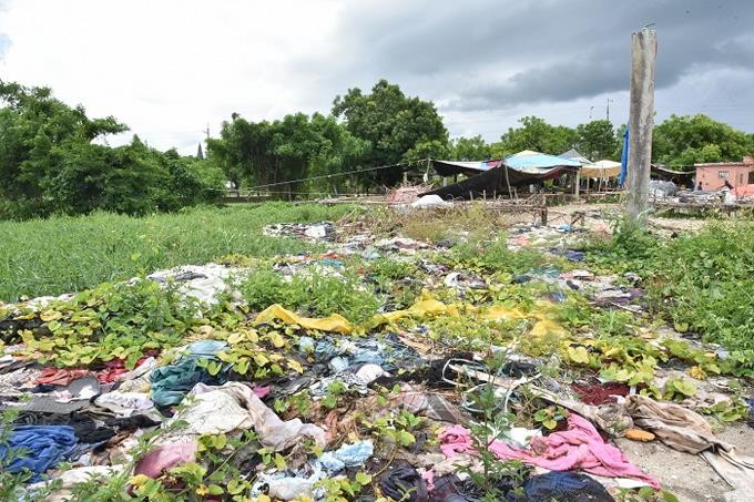 J&oacute;venes de Hato Mayor y empresarios proponen alternativas para ropa desperdiciada en mercado