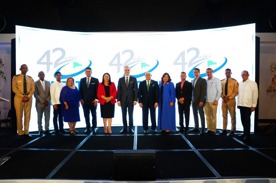 Orgullosos y juntos a varios egresados ejemplos de crecimiento profesional y oconvertidos en empresarios celebran 42 aniversario de INFOTEP 