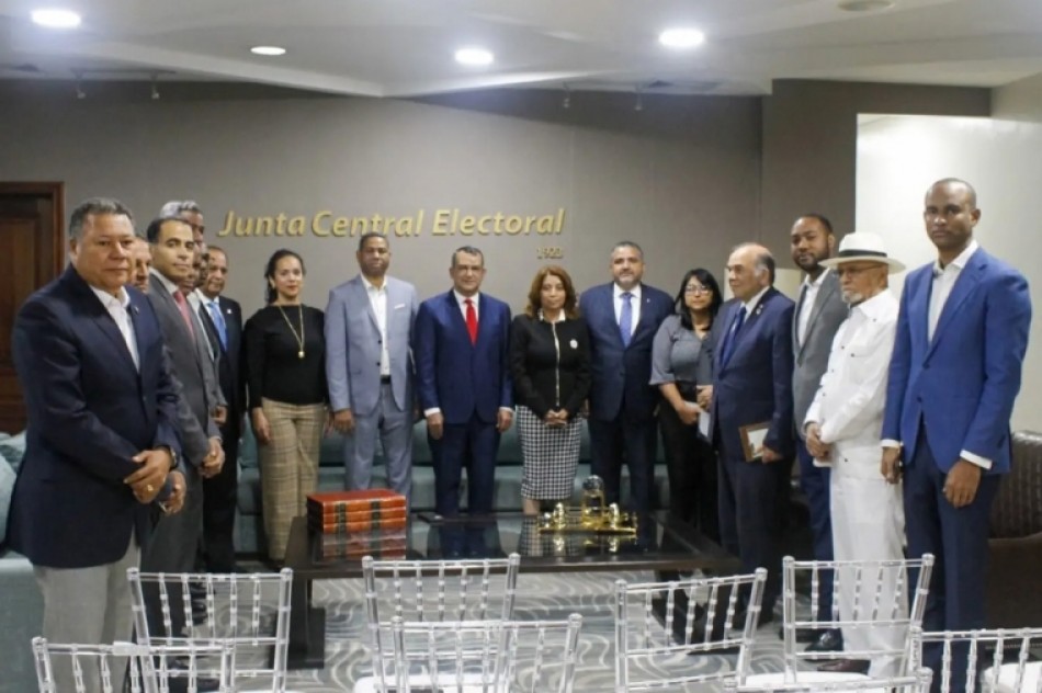 Diputados opositores se retiran en protesta por resoluci&oacute;n de JCE