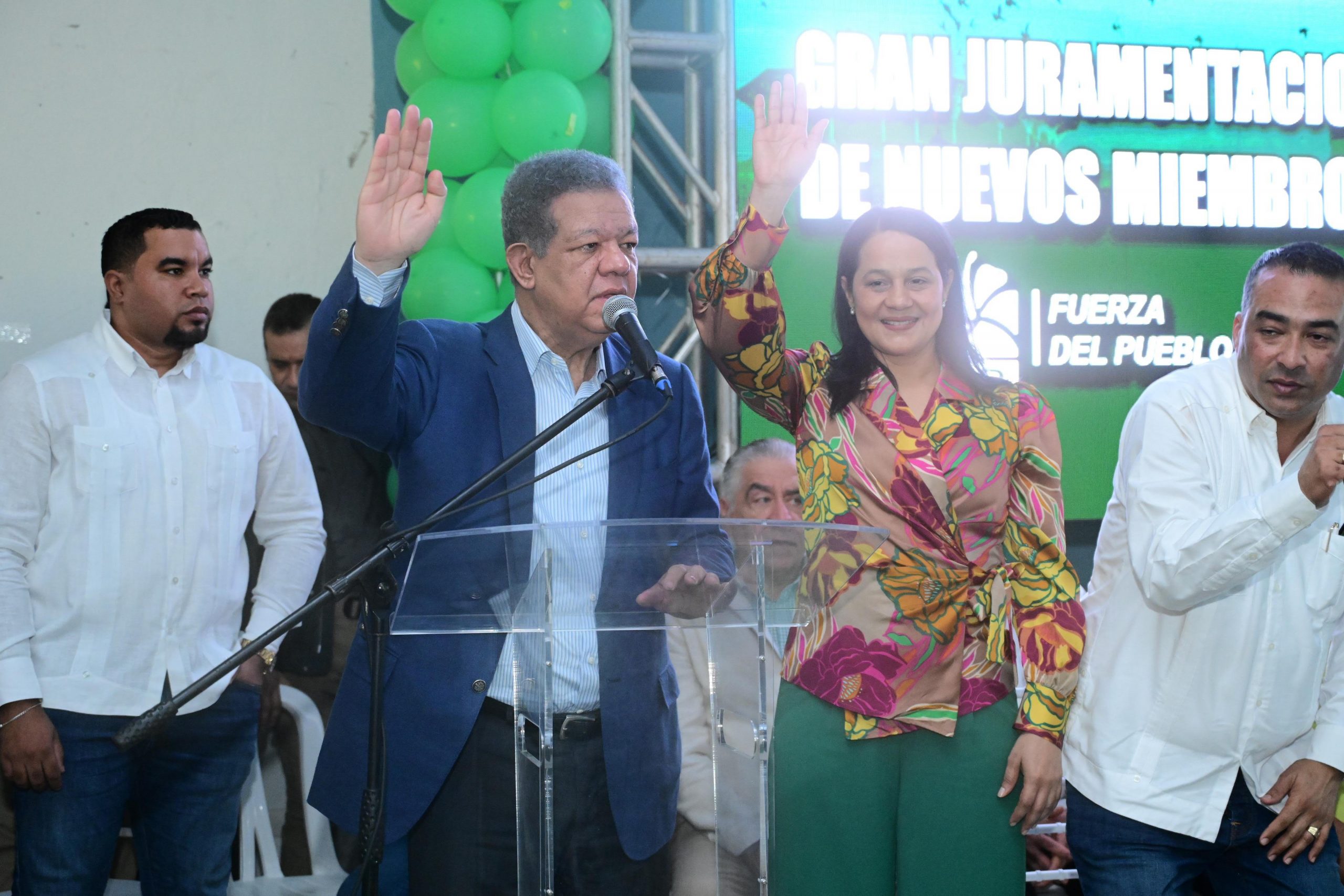 Leonel Fern&aacute;ndez juramenta en FP a excandidata a diputada PLD de Puerto Plata