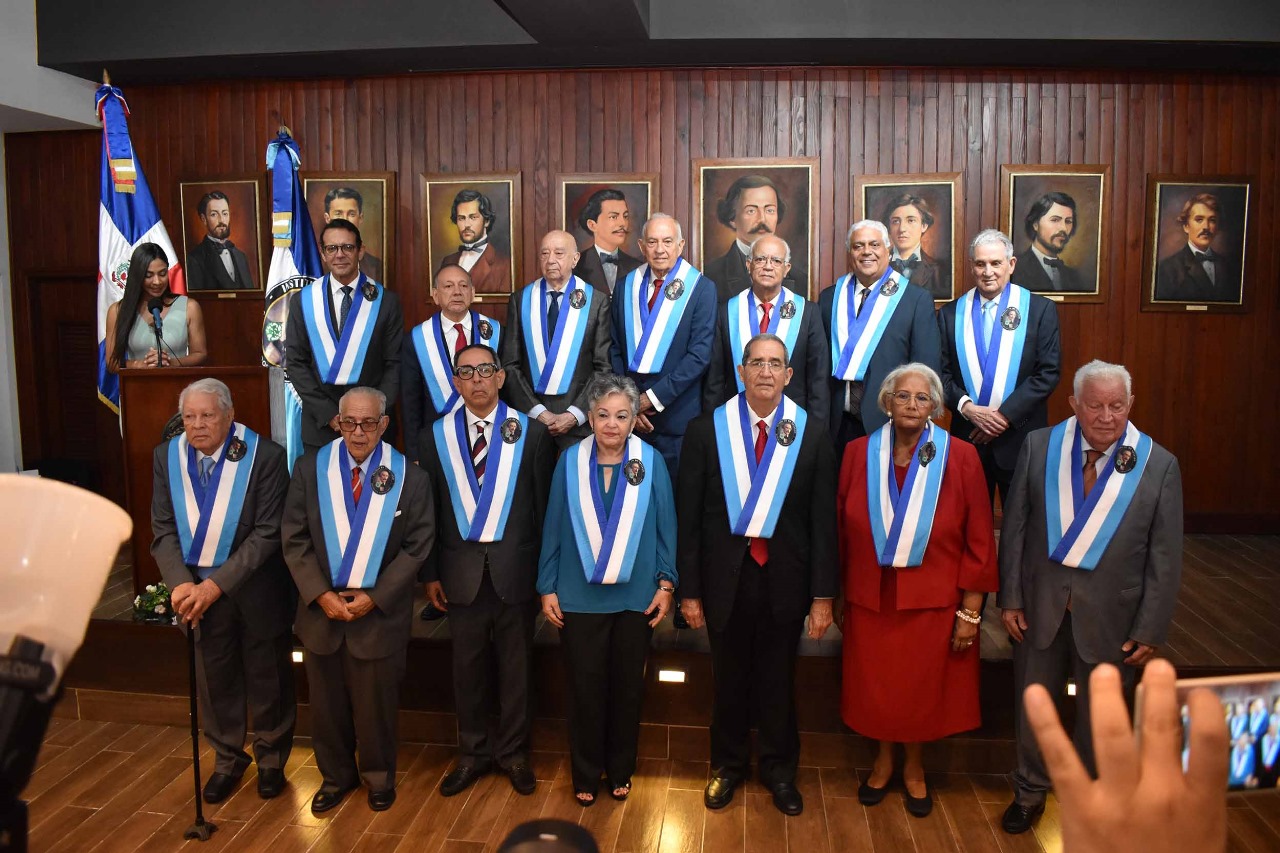 Presidente del Instituto Duartiano, Wilson G&oacute;mez Ram&iacute;rez, juramenta a los nuevos miembros de honor