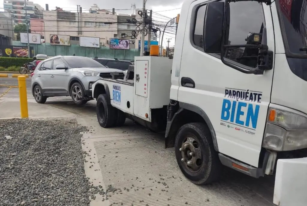 Desde hoy la multa por mal estacionamiento es RD$5,000