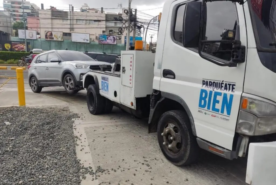 Desde hoy la multa por mal estacionamiento es RD$5,000