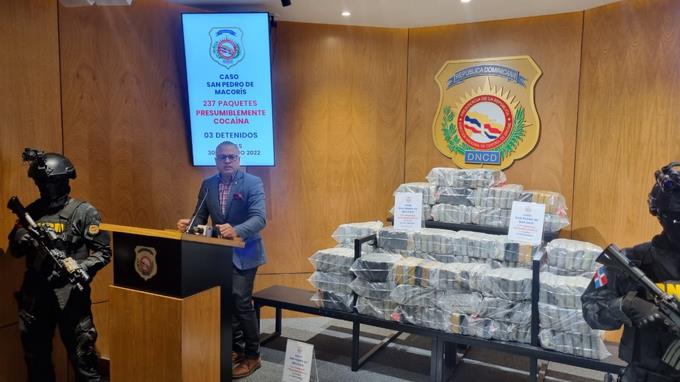 La Armada y el Ej&eacute;rcito identifican oficial superior y suboficial involucrados en alijo de 237 paquetes de coca&iacute;na