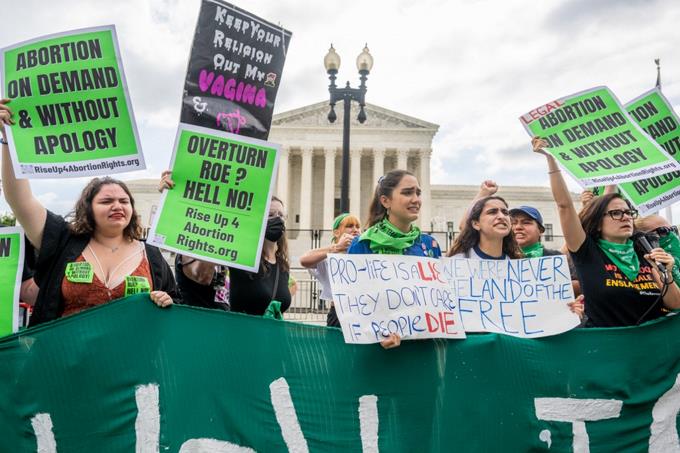 La Corte Suprema de EEUU revoca el derecho constitucional al aborto