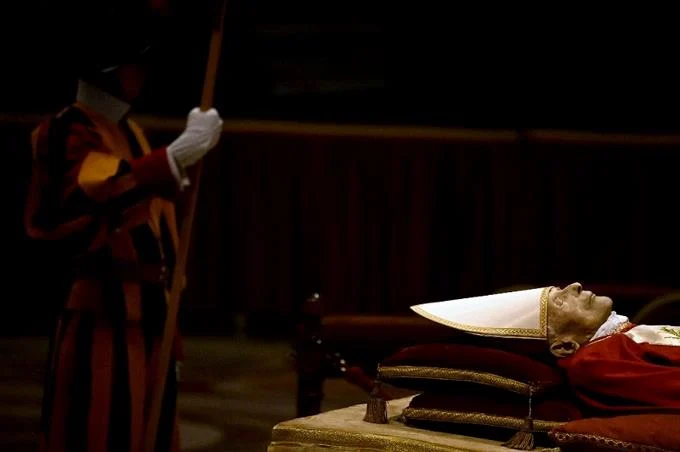 Benedicto XVI ser&aacute; enterrado en la antigua tumba de Juan Pablo II