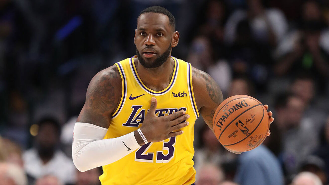 LeBron James se prepara para su debut en la NBA con Lakers