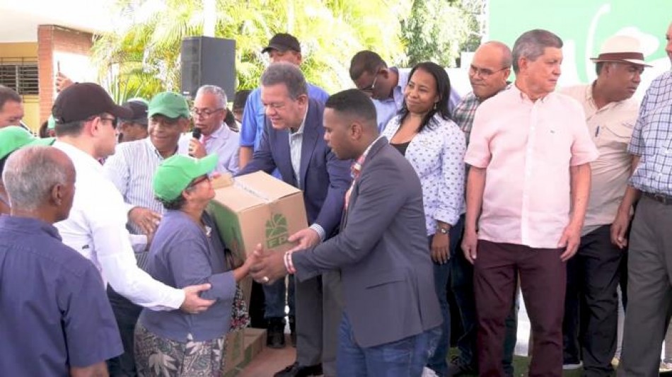Leonel entrega cajas navide&ntilde;as y dice que no se siente el impacto de las festividades