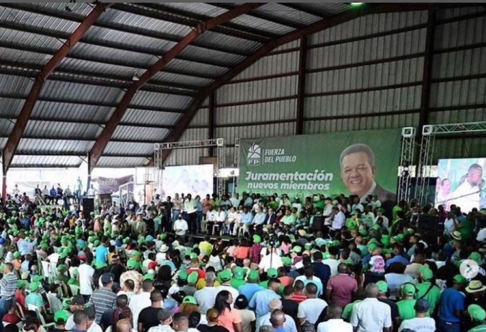 Dirigentes del PRM , Ex alcalde y transportistas se juramentan en la FP