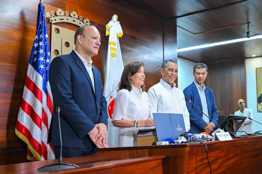 Santiago entrega la Llave de la Ciudad a la gobernadora de Nueva York, Kathy Hochul