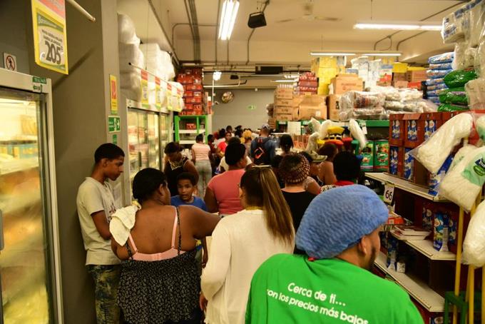 Los dominicanos se abastecen para celebrar la cena de Nochebuena