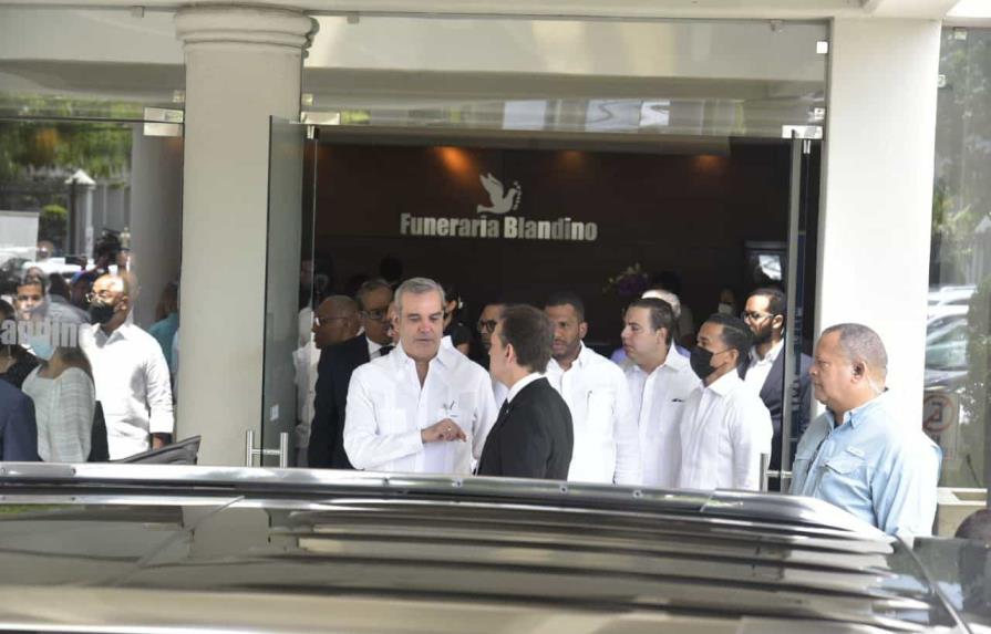 Presidente Abinader acude al velatorio de Ivonne Haza