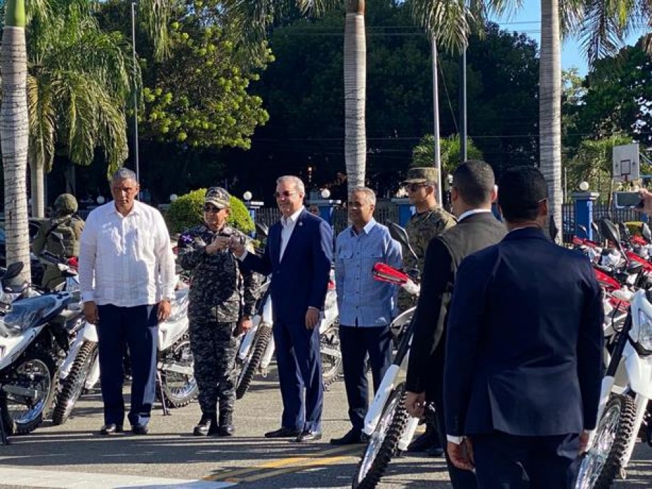 Luis Abinader se re&uacute;ne con Consejo Superior Policial y entrega 130 motocicletas