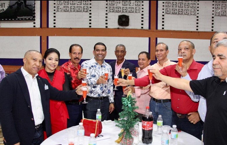 Luis Alberto Tejeda agradece al presidente municipal del PLD de Santo Domingo Este por la invitaci&oacute;n a la cena navide&ntilde;a