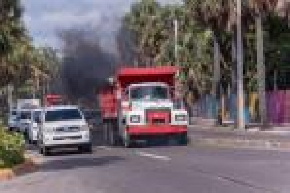 Camión estuvo punto de caer al mar Caribe al accidentarse en el Malecón