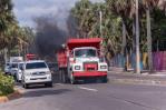 Cami&oacute;n estuvo punto de caer al mar Caribe al accidentarse en el Malec&oacute;n