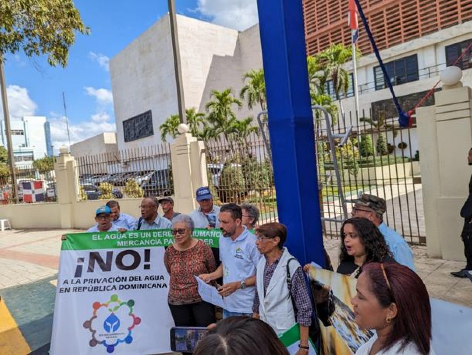 Grupos de manifestantes observa el proyecto de ley del agua 