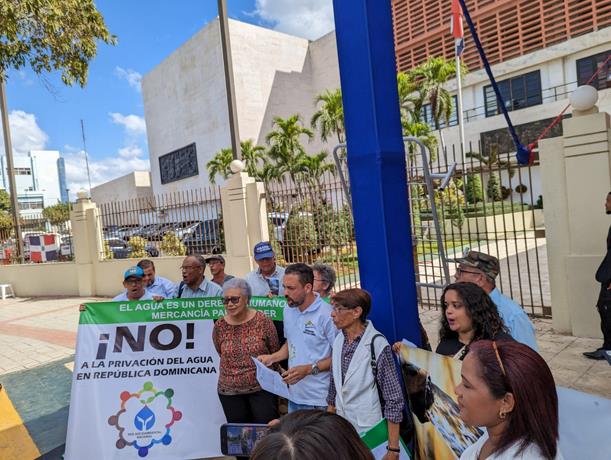Grupos de manifestantes observa el proyecto de ley del agua 