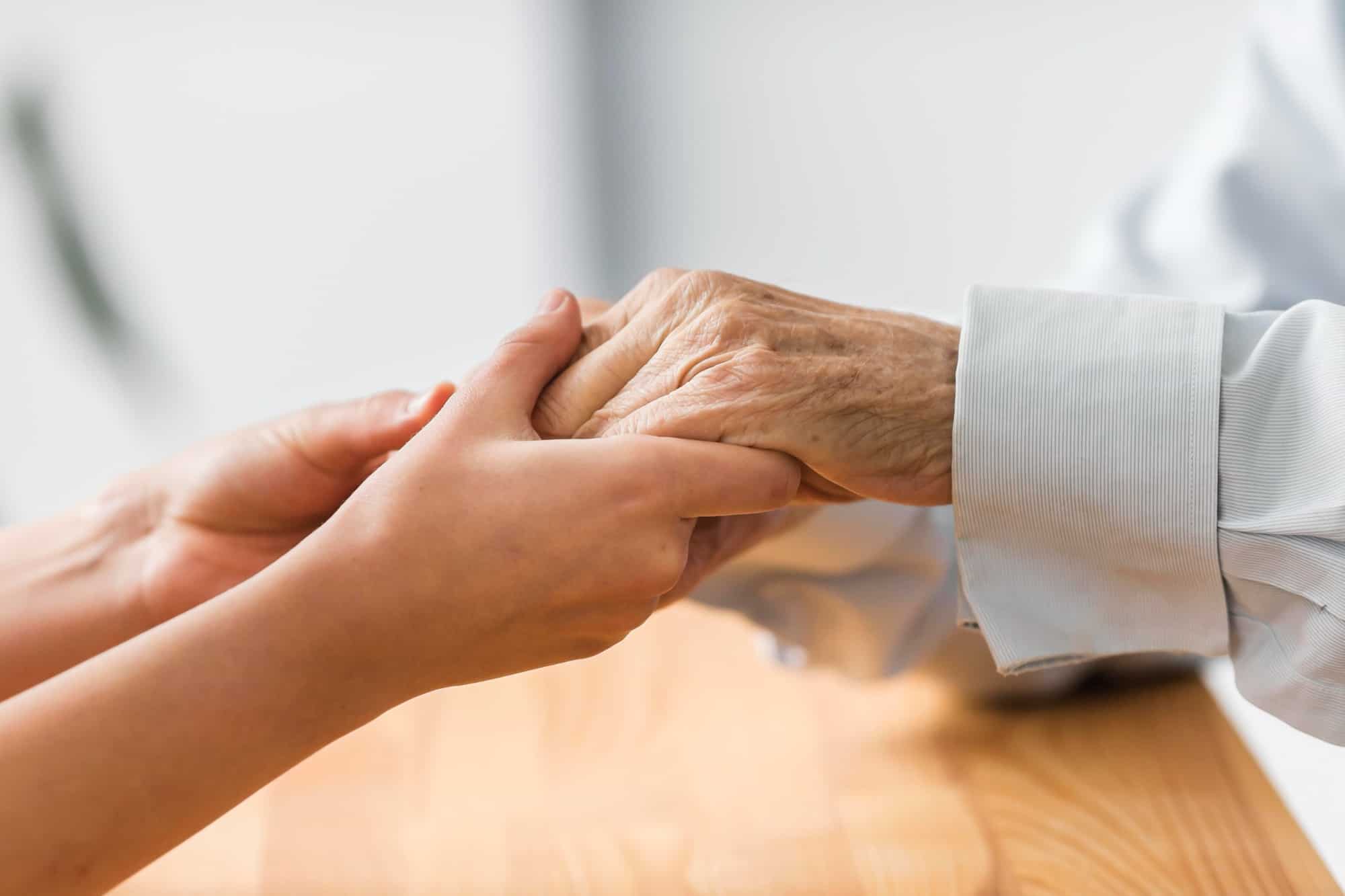 Neur&oacute;loga explica las competencias que debe dominar un cuidador de pacientes con Parkinson