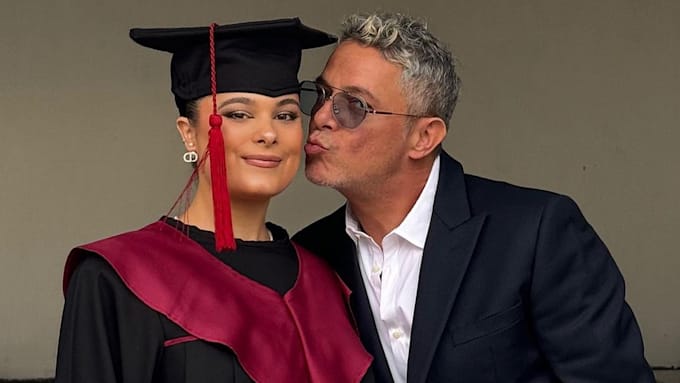 Alejandro sanz sorprende a su hija Manuela en el d&iacute;a de su graduaci&oacute;n 
