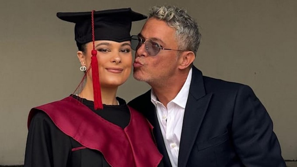 Alejandro sanz sorprende a su hija Manuela en el d&iacute;a de su graduaci&oacute;n 
