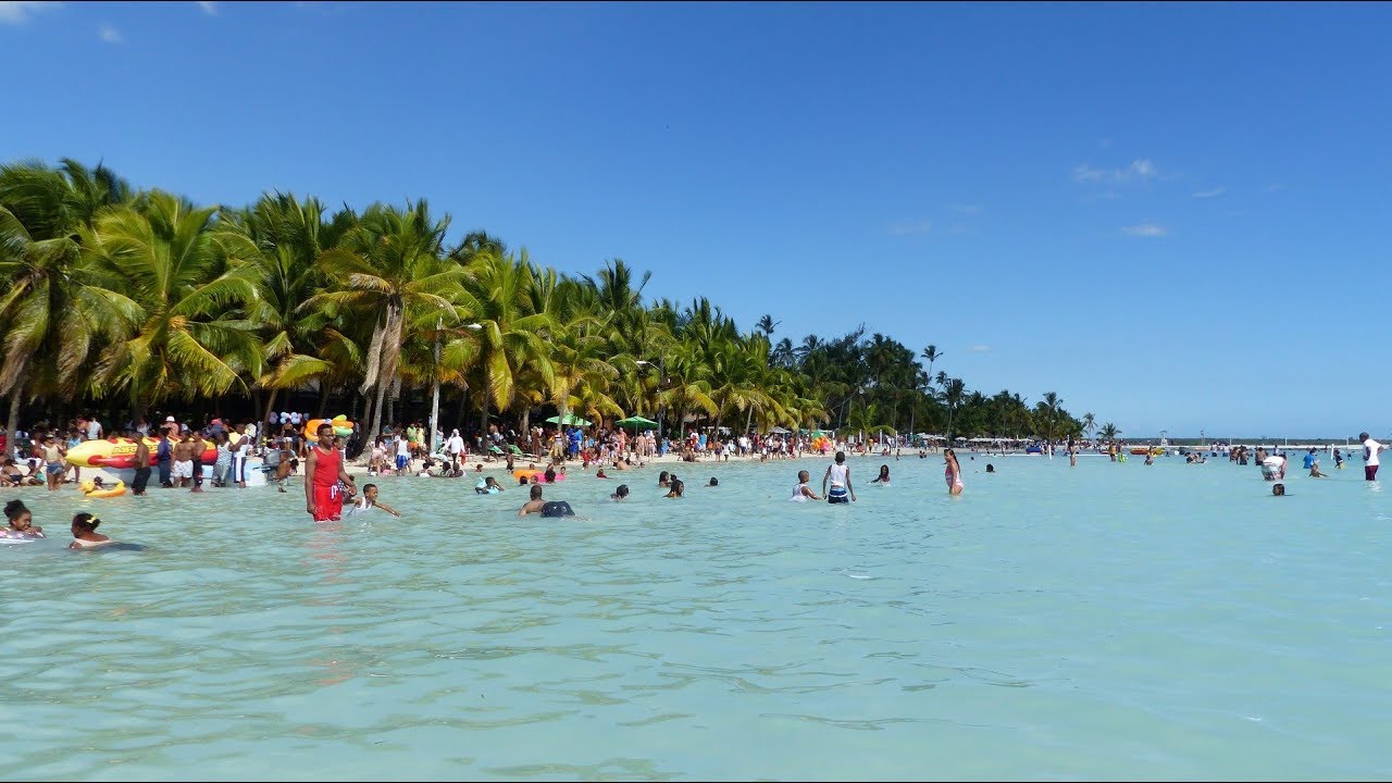 Autoridades de la Polic&iacute;a Nacional visitaron la playa Guayacanes para ofrecer recomendaciones durante la Semana Santa 