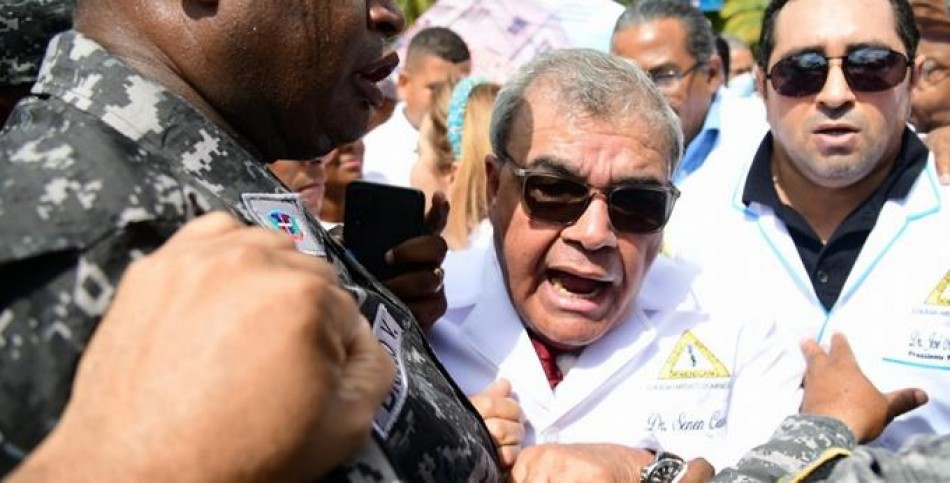 M&eacute;dicos amenazan con otras acciones