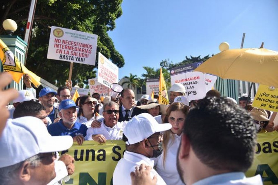 M&eacute;dicos piden en marcha una seguridad social digna