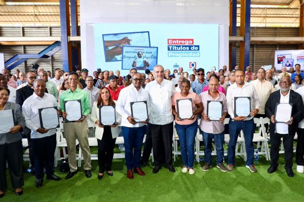 Luis Abinader entrega 580 t&iacute;tulos de apartamentos DN, SDE y SDN