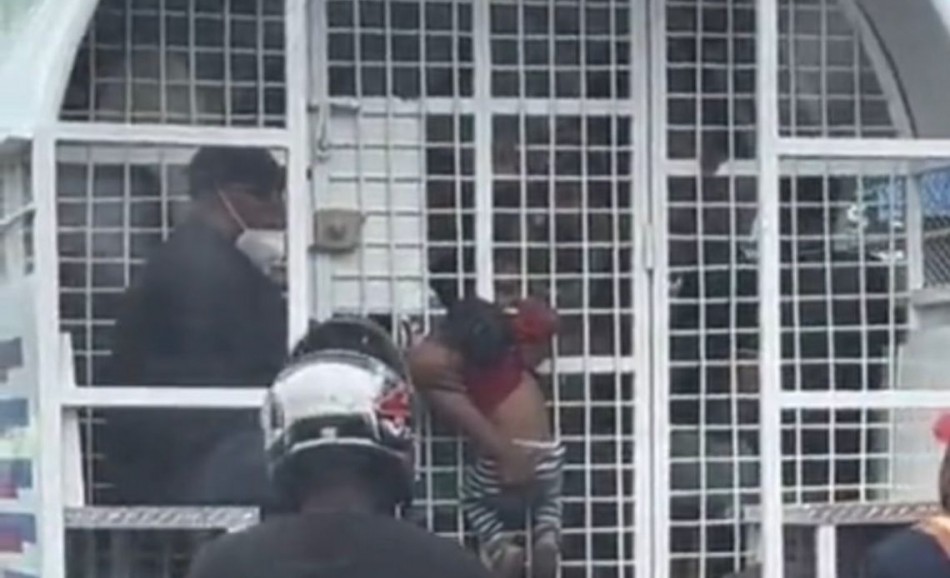 Migraci&oacute;n dice investiga detenci&oacute;n de haitiana con su hijo colgando de un cami&oacute;n de la instituci&oacute;n