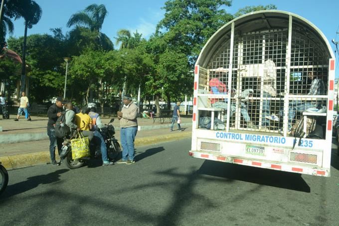Migraci&oacute;n reanuda las repatriaciones de haitianos ilegales