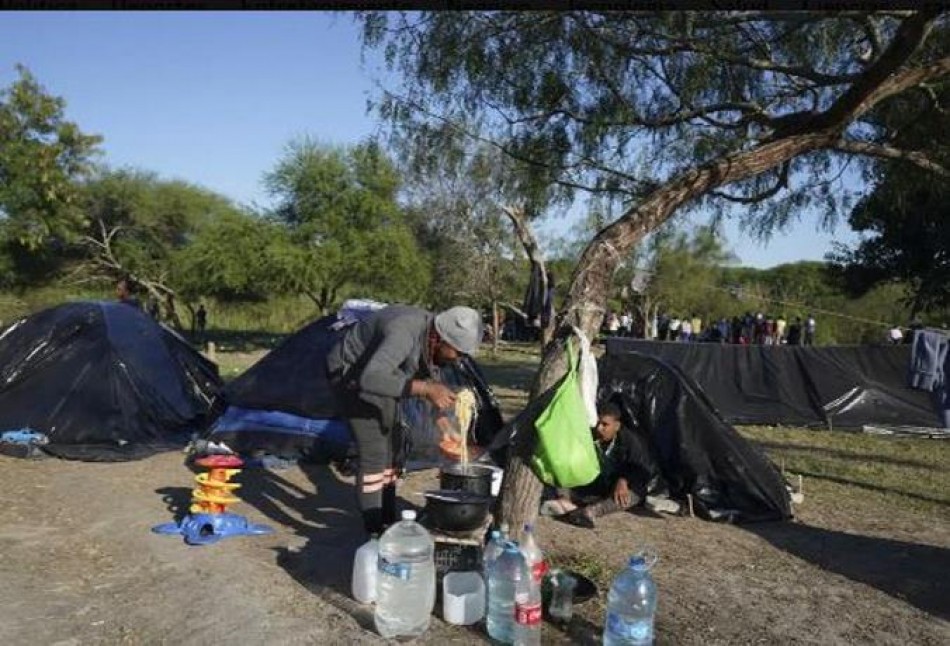Migrantes cerca de la frontera de EE. UU. se enfrentan a una fr&iacute;a espera por una decisi&oacute;n clave sobre asilo