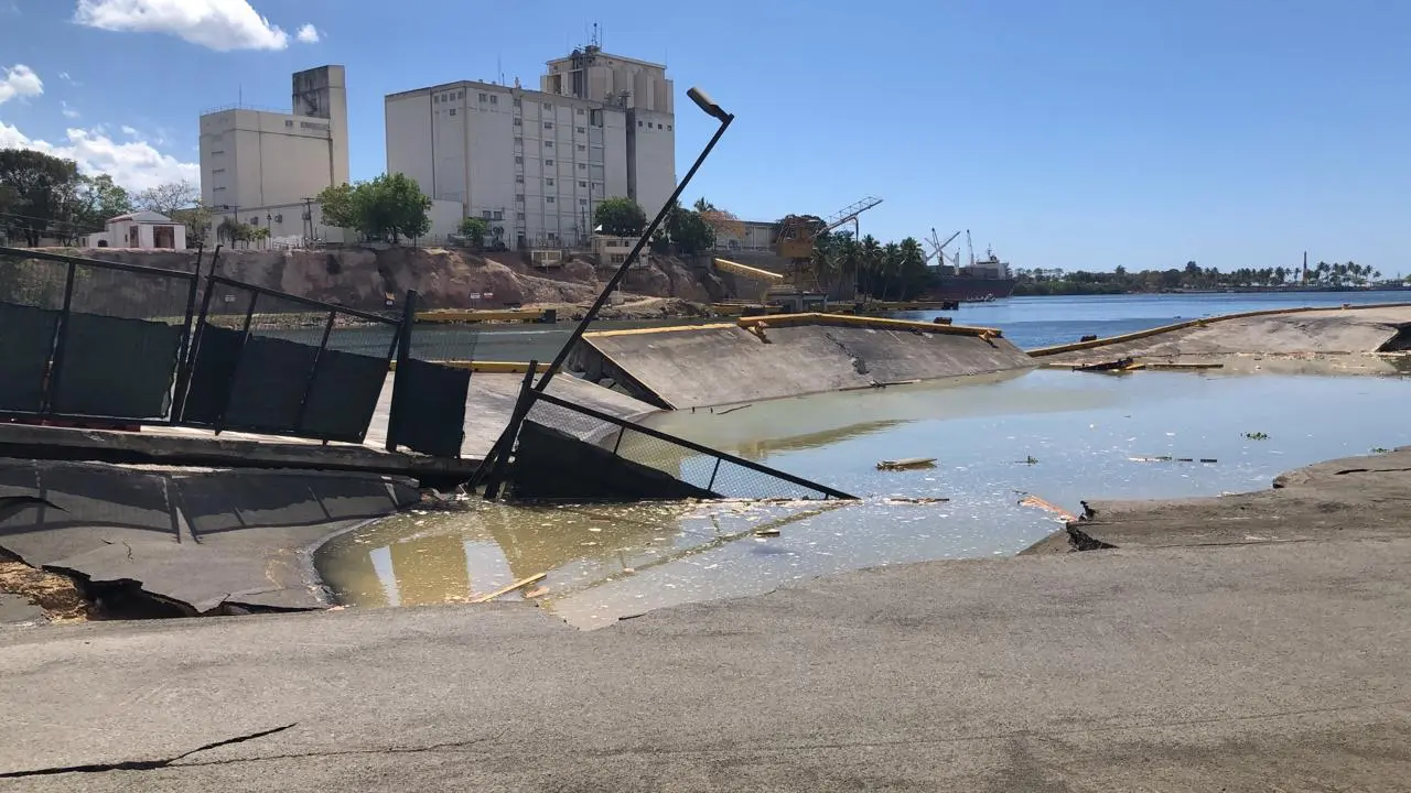 Comienzan a trasladar barras de acero del puerto Don Diego